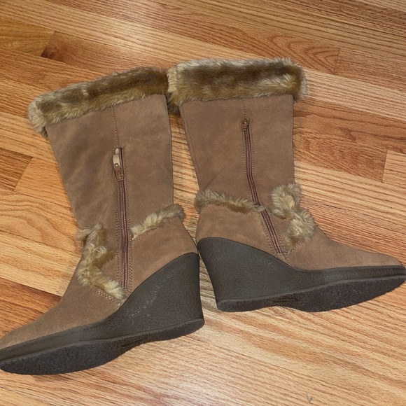 Like NEW RUFFHEWN tan/brownish fuzzy furry brown tall wedge boots sz 6.5 DENMARK - Picture 3 of 15